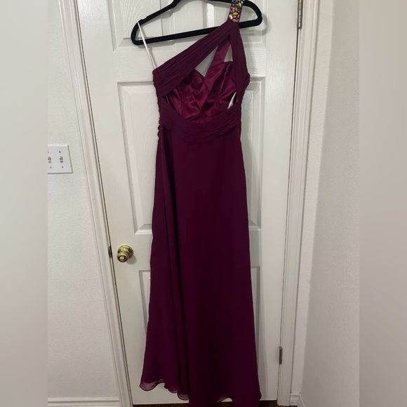 Kasey J Evening Gown with Leg Split (Pantone color) Size 2 - Picture 8 of 8